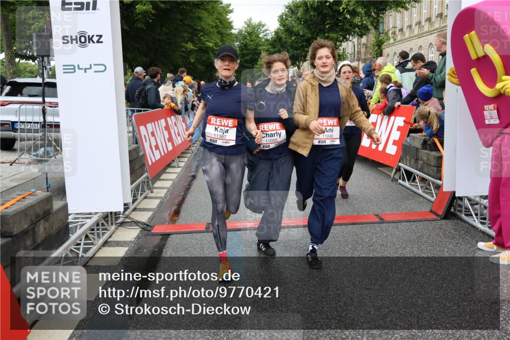 14.06.2026 - REWE Women's Run Strokosch-Dieckow http://msf.ph/oto/9770421 14.06.2026 09:54:15 Ziel 10012, 10236, 10334, 10356, 10363, 10434, 10778, 10783, 11049, 11050, 11184, 11315, 11387, 11389, 11429, 11433, 11502 meine-sportfotos.de