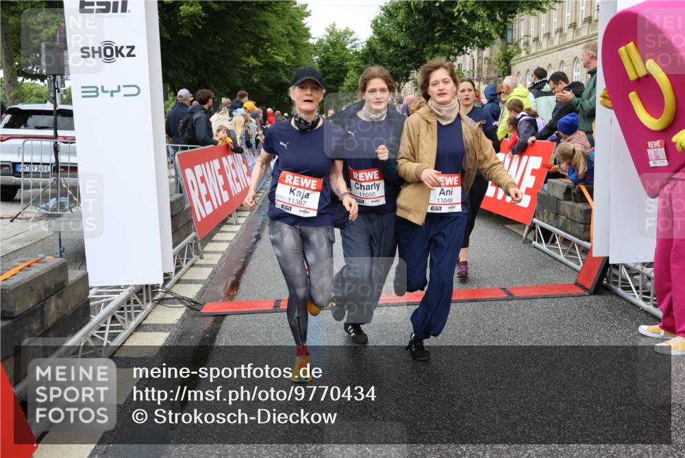 14.06.2026 - REWE Women's Run Strokosch-Dieckow http://msf.ph/oto/9770434 14.06.2026 09:54:15 Ziel 10012, 10236, 10334, 10356, 10363, 10434, 10778, 10783, 11049, 11050, 11184, 11315, 11387, 11389, 11429, 11433, 11502 meine-sportfotos.de