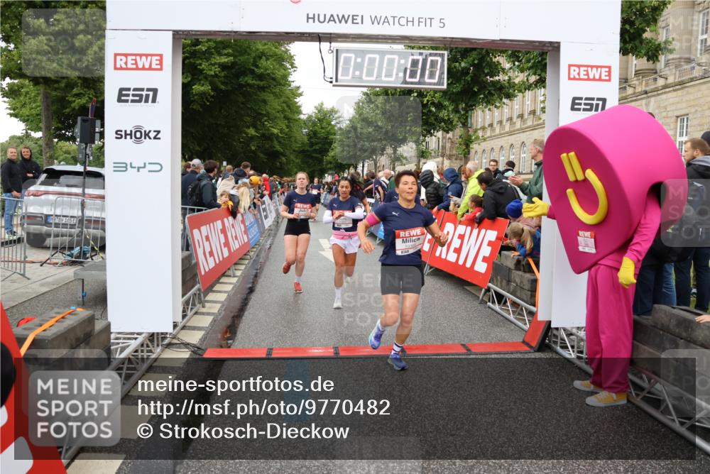 14.06.2026 - REWE Women's Run Strokosch-Dieckow http://msf.ph/oto/9770482 14.06.2026 09:54:17 Ziel 10012, 10236, 10334, 10356, 10363, 10434, 10778, 10783, 11049, 11050, 11315, 11387, 11389, 11429, 11433, 11502 meine-sportfotos.de
