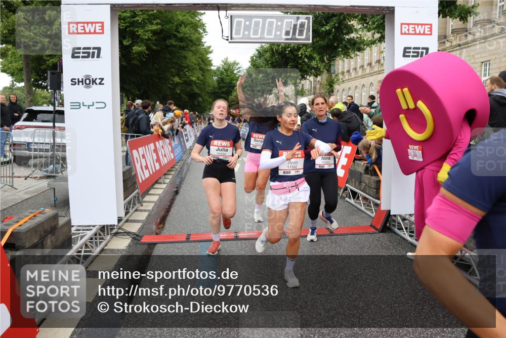 14.06.2026 - REWE Women's Run Strokosch-Dieckow http://msf.ph/oto/9770536 14.06.2026 09:54:18 Ziel 10012, 10334, 10356, 10363, 10434, 10778, 10783, 11049, 11050, 11315, 11387, 11389, 11429, 11433, 11502 meine-sportfotos.de