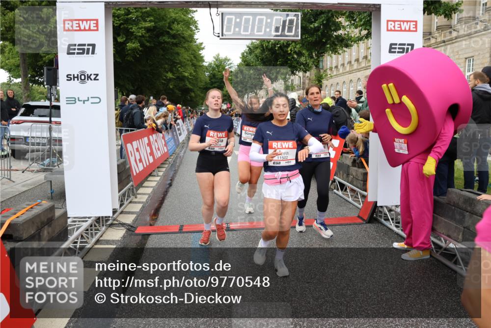 14.06.2026 - REWE Women's Run Strokosch-Dieckow http://msf.ph/oto/9770548 14.06.2026 09:54:18 Ziel 10012, 10334, 10356, 10363, 10434, 10778, 10783, 11049, 11050, 11315, 11387, 11389, 11429, 11433, 11502 meine-sportfotos.de