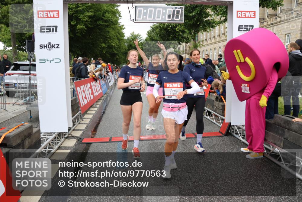 14.06.2026 - REWE Women's Run Strokosch-Dieckow http://msf.ph/oto/9770563 14.06.2026 09:54:18 Ziel 10012, 10334, 10356, 10363, 10434, 10778, 10783, 11049, 11050, 11315, 11387, 11389, 11429, 11433, 11502 meine-sportfotos.de