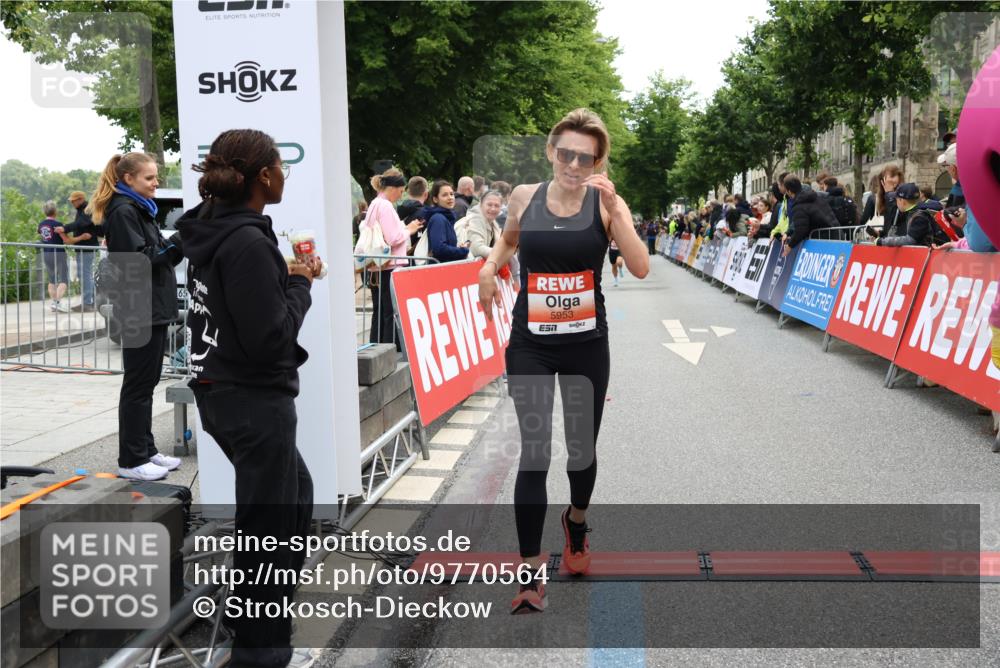 14.06.2026 - REWE Women's Run Strokosch-Dieckow http://msf.ph/oto/9770564 14.06.2026 10:56:37 Ziel 5140, 5945, 5953 meine-sportfotos.de