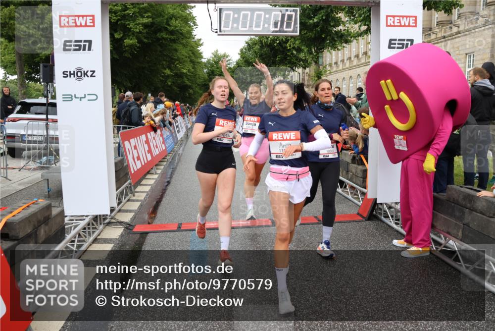 14.06.2026 - REWE Women's Run Strokosch-Dieckow http://msf.ph/oto/9770579 14.06.2026 09:54:18 Ziel 10012, 10334, 10356, 10363, 10434, 10778, 10783, 11049, 11050, 11315, 11387, 11389, 11429, 11433, 11502 meine-sportfotos.de