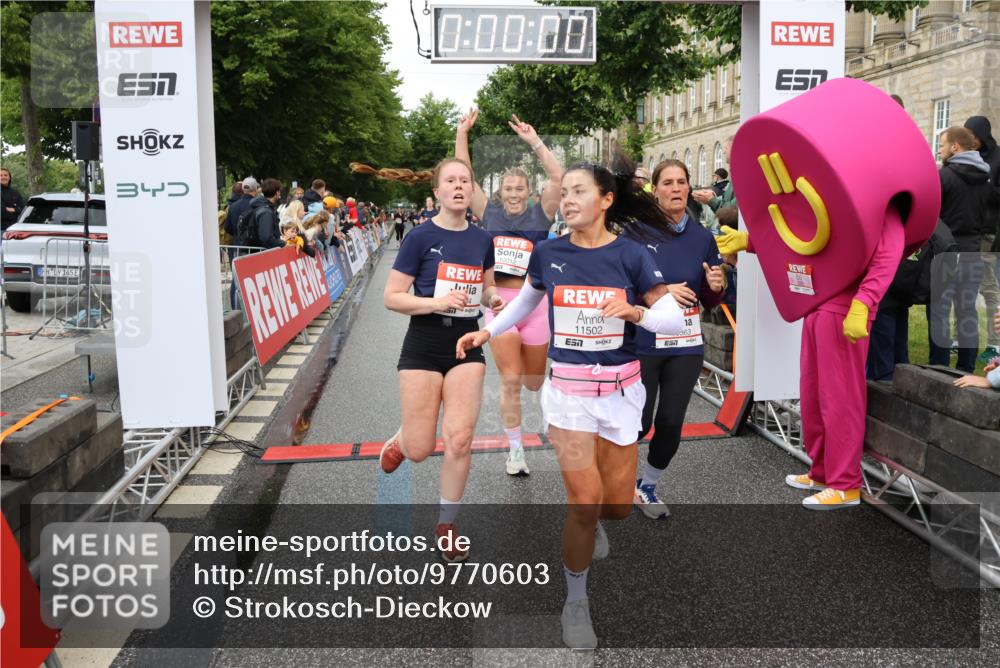 14.06.2026 - REWE Women's Run Strokosch-Dieckow http://msf.ph/oto/9770603 14.06.2026 09:54:18 Ziel 10012, 10334, 10356, 10363, 10434, 10778, 10783, 11049, 11050, 11315, 11387, 11389, 11429, 11433, 11502 meine-sportfotos.de