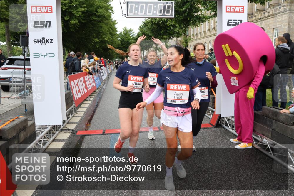 14.06.2026 - REWE Women's Run Strokosch-Dieckow http://msf.ph/oto/9770619 14.06.2026 09:54:18 Ziel 10012, 10334, 10356, 10363, 10434, 10778, 10783, 11049, 11050, 11315, 11387, 11389, 11429, 11433, 11502 meine-sportfotos.de