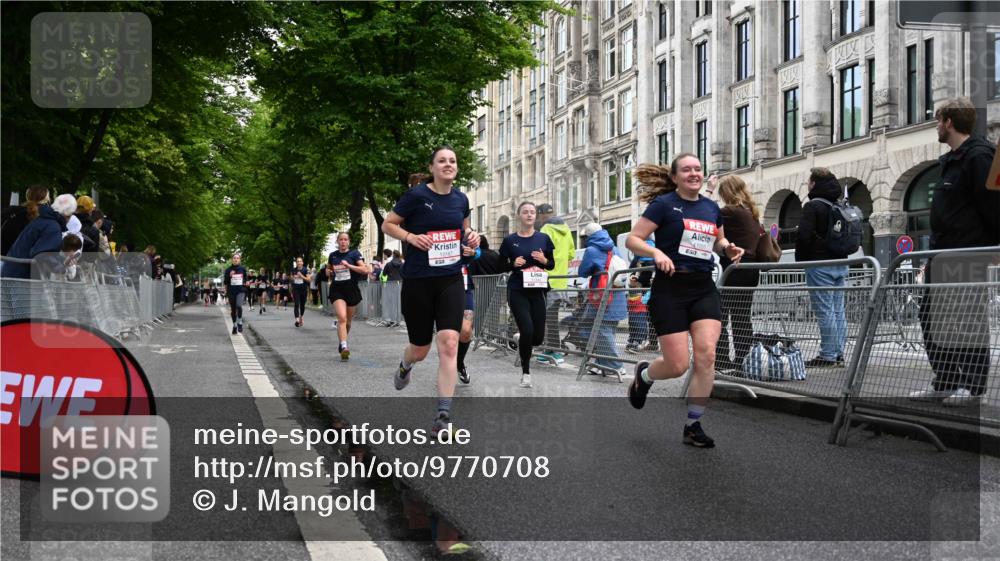 14.06.2026 - REWE Women's Run J. Mangold http://msf.ph/oto/9770708 14.06.2026 09:56:45 Ziel 10167, 10253, 10287, 10463, 10479, 10740, 10773, 10844, 11055, 11132, 11214, 11302, 11344, 11436, 11509, 11535 meine-sportfotos.de