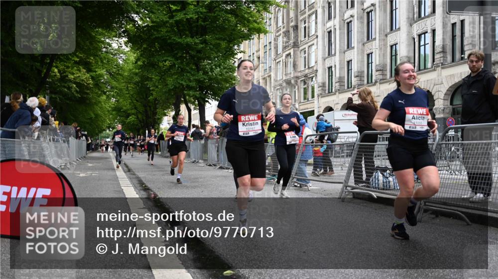 14.06.2026 - REWE Women's Run J. Mangold http://msf.ph/oto/9770713 14.06.2026 09:56:45 Ziel 10167, 10253, 10287, 10463, 10479, 10740, 10773, 10844, 11055, 11132, 11214, 11302, 11344, 11436, 11509, 11535 meine-sportfotos.de