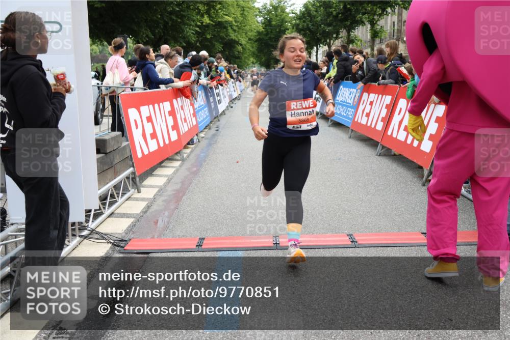 14.06.2026 - REWE Women's Run Strokosch-Dieckow http://msf.ph/oto/9770851 14.06.2026 10:56:19 Ziel 5277, 5451, 5790, 5868 meine-sportfotos.de