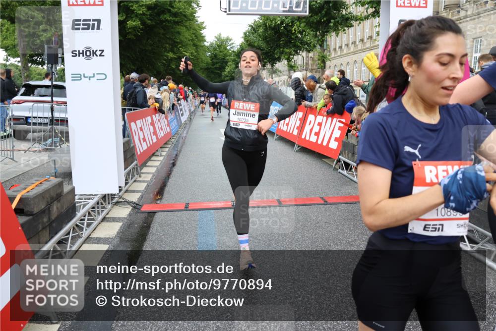 14.06.2026 - REWE Women's Run Strokosch-Dieckow http://msf.ph/oto/9770894 14.06.2026 09:54:26 Ziel 10012, 10063, 10235, 10899, 11395 meine-sportfotos.de