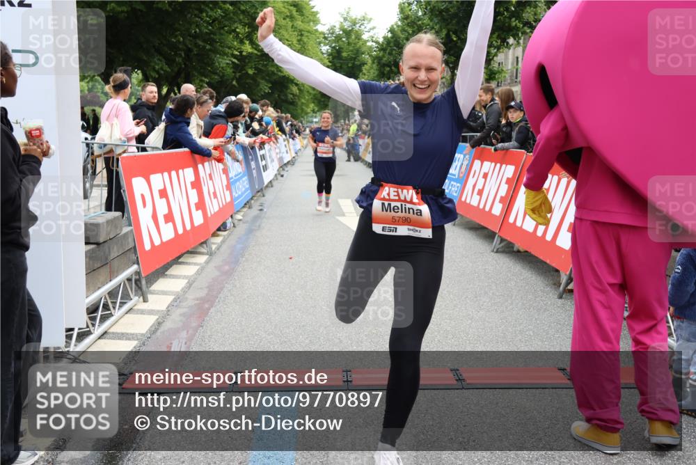 14.06.2026 - REWE Women's Run Strokosch-Dieckow http://msf.ph/oto/9770897 14.06.2026 10:56:17 Ziel 5277, 5451, 5790, 5868 meine-sportfotos.de