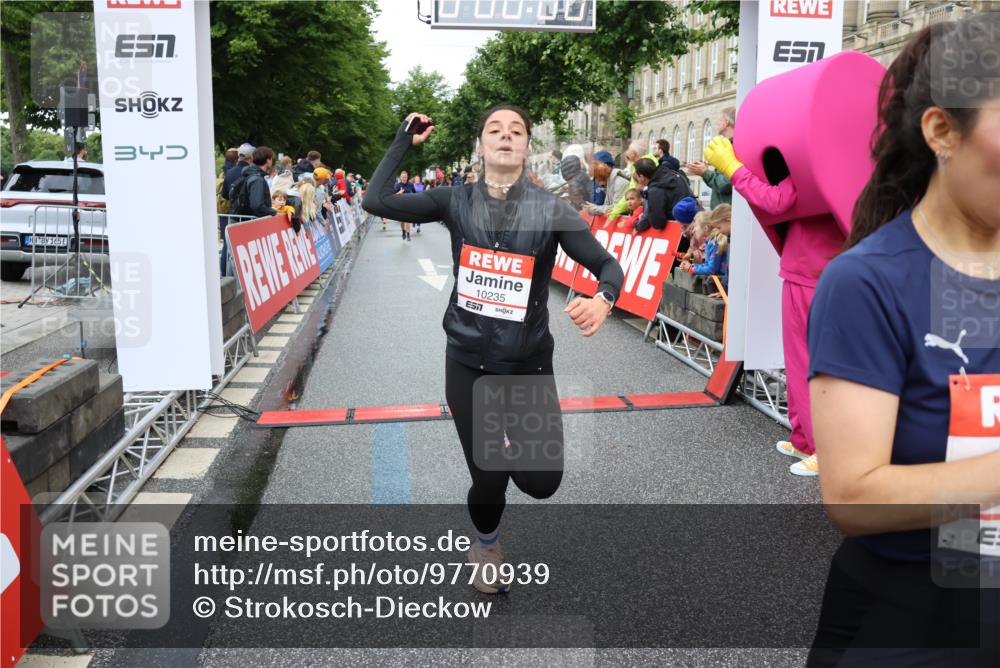14.06.2026 - REWE Women's Run Strokosch-Dieckow http://msf.ph/oto/9770939 14.06.2026 09:54:26 Ziel 10012, 10063, 10235, 10899, 11395 meine-sportfotos.de