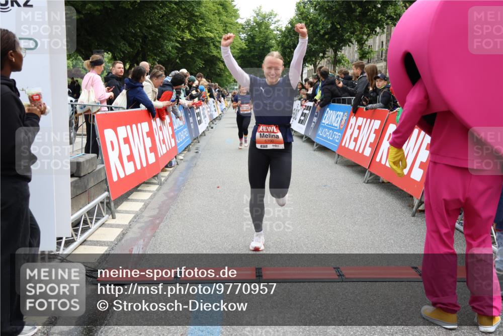 14.06.2026 - REWE Women's Run Strokosch-Dieckow http://msf.ph/oto/9770957 14.06.2026 10:56:17 Ziel 5277, 5451, 5790, 5868 meine-sportfotos.de
