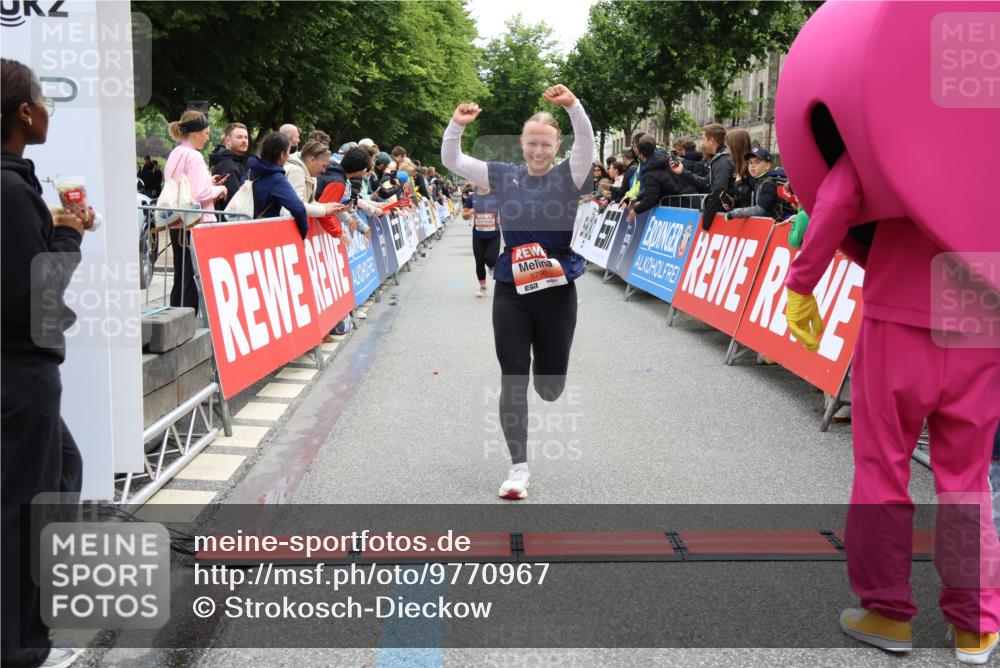 14.06.2026 - REWE Women's Run Strokosch-Dieckow http://msf.ph/oto/9770967 14.06.2026 10:56:16 Ziel 5277, 5451, 5790, 5868 meine-sportfotos.de