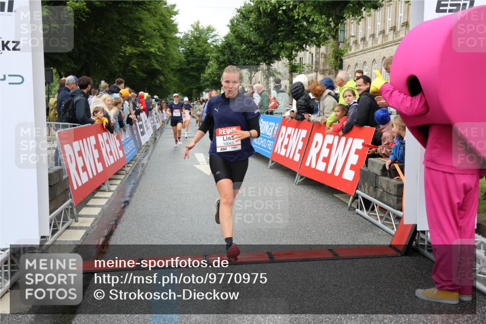 14.06.2026 - REWE Women's Run Strokosch-Dieckow http://msf.ph/oto/9770975 14.06.2026 09:54:29 Ziel 10063, 10235, 10299, 10440, 10704, 10899, 11395 meine-sportfotos.de