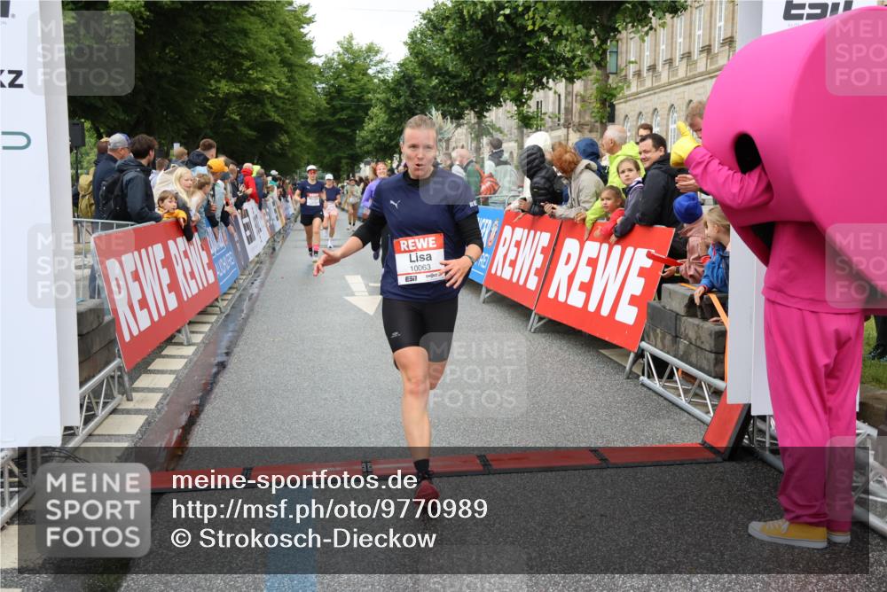 14.06.2026 - REWE Women's Run Strokosch-Dieckow http://msf.ph/oto/9770989 14.06.2026 09:54:29 Ziel 10063, 10235, 10299, 10440, 10704, 10899, 11395 meine-sportfotos.de