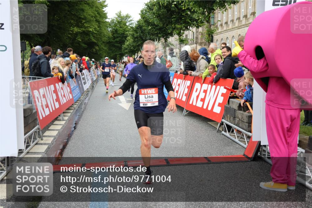 14.06.2026 - REWE Women's Run Strokosch-Dieckow http://msf.ph/oto/9771004 14.06.2026 09:54:29 Ziel 10063, 10235, 10299, 10440, 10704, 10899, 11395 meine-sportfotos.de