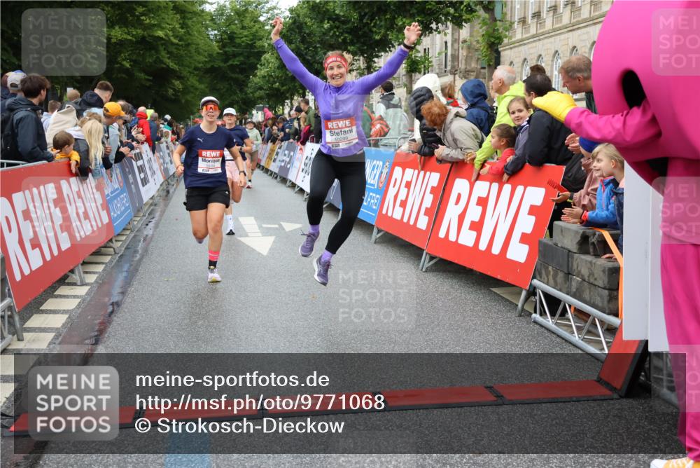 14.06.2026 - REWE Women's Run Strokosch-Dieckow http://msf.ph/oto/9771068 14.06.2026 09:54:31 Ziel 10063, 10235, 10299, 10440, 10704, 10899, 11395 meine-sportfotos.de