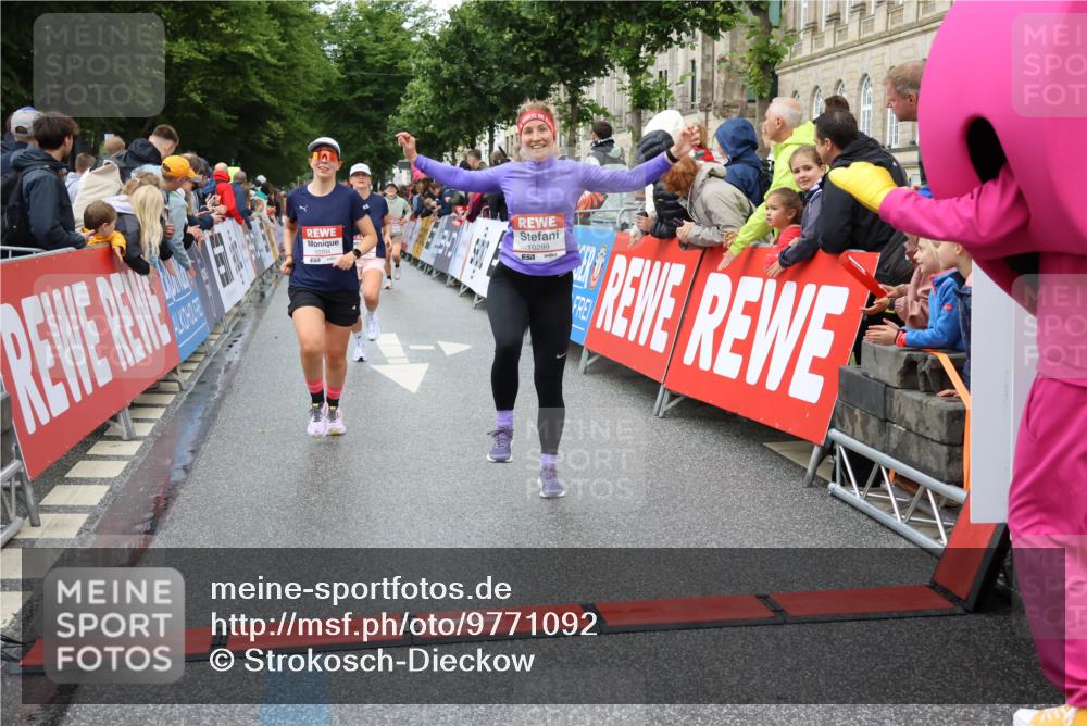 14.06.2026 - REWE Women's Run Strokosch-Dieckow http://msf.ph/oto/9771092 14.06.2026 09:54:32 Ziel 10063, 10235, 10299, 10440, 10704, 10899 meine-sportfotos.de