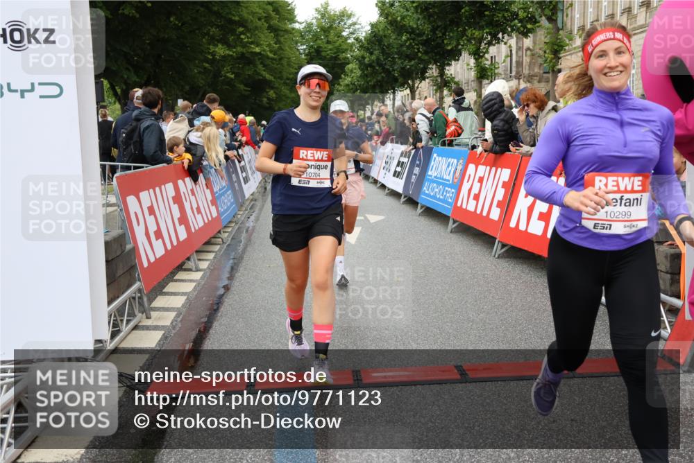 14.06.2026 - REWE Women's Run Strokosch-Dieckow http://msf.ph/oto/9771123 14.06.2026 09:54:33 Ziel 10063, 10235, 10299, 10440, 10704, 10806 meine-sportfotos.de