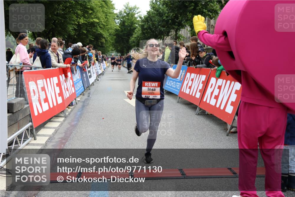 14.06.2026 - REWE Women's Run Strokosch-Dieckow http://msf.ph/oto/9771130 14.06.2026 10:56:04 Ziel 5207, 5527, 5979 meine-sportfotos.de