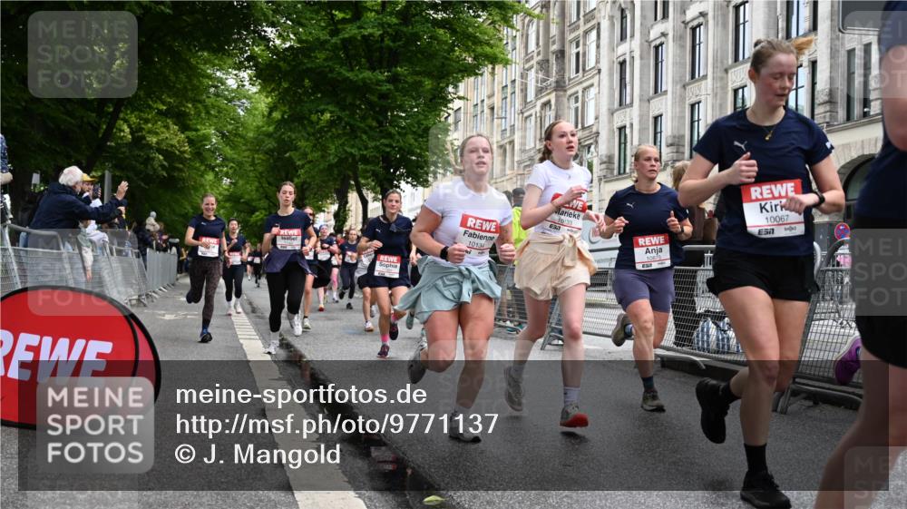 14.06.2026 - REWE Women's Run J. Mangold http://msf.ph/oto/9771137 14.06.2026 09:58:07 Ziel 10031, 10033, 10034, 10067, 10092, 10133, 10134, 10344, 10492, 10590, 10636, 10659, 10875, 10895, 11046, 11155, 11307, 11309, 11325, 11343, 11386, 11533 meine-sportfotos.de