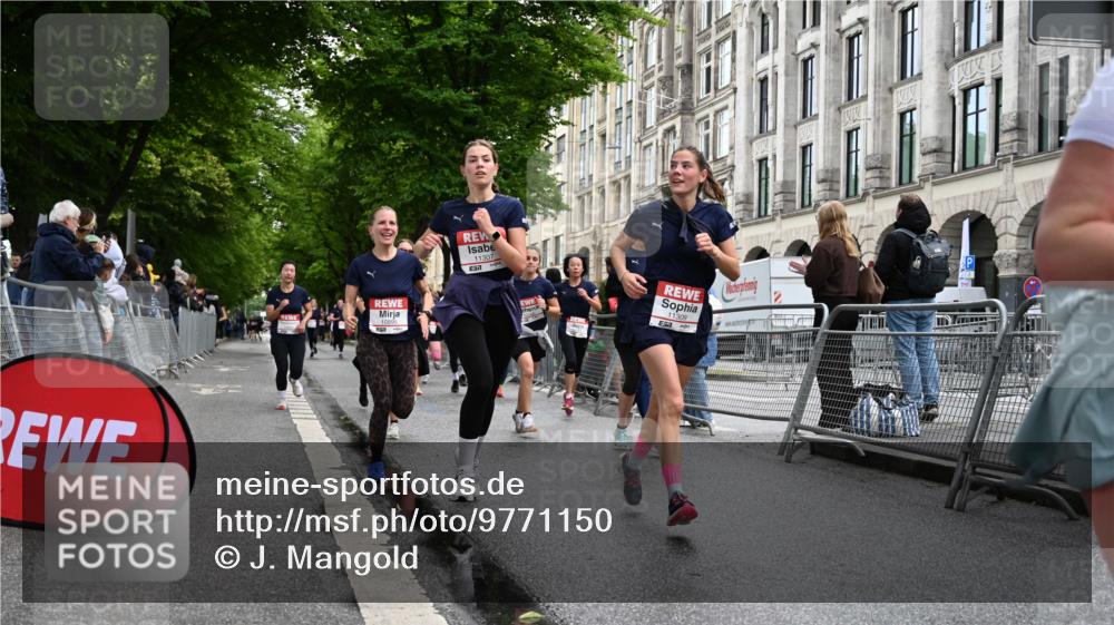 14.06.2026 - REWE Women's Run J. Mangold http://msf.ph/oto/9771150 14.06.2026 09:58:08 Ziel 10031, 10033, 10034, 10067, 10092, 10133, 10134, 10344, 10492, 10590, 10636, 10659, 10875, 10895, 10934, 11046, 11155, 11307, 11309, 11325, 11343, 11386, 11533 meine-sportfotos.de