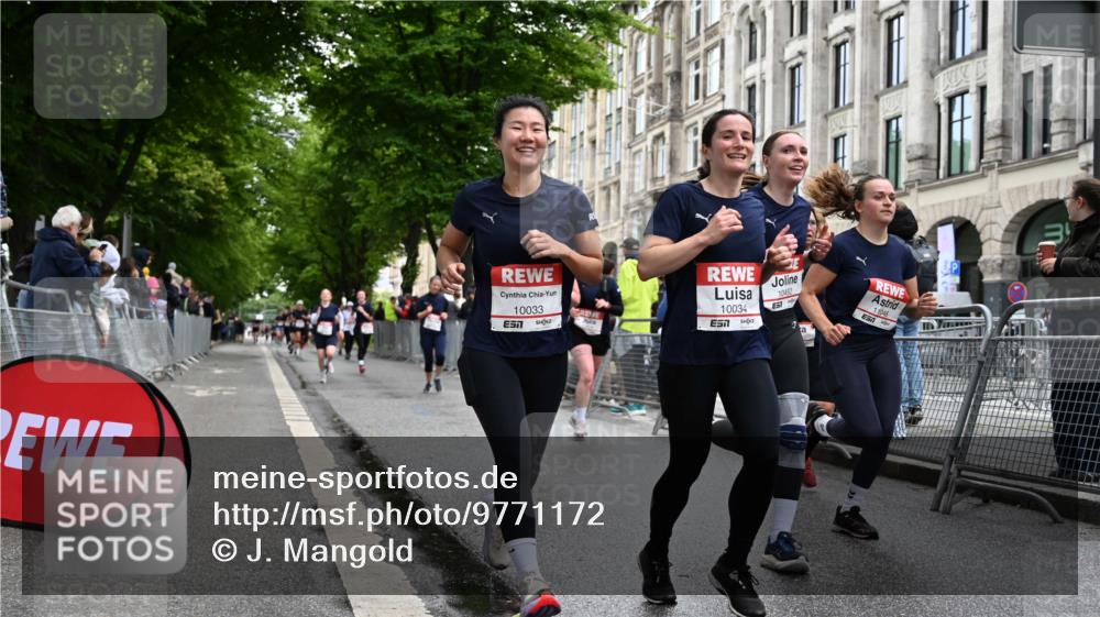 14.06.2026 - REWE Women's Run J. Mangold http://msf.ph/oto/9771172 14.06.2026 09:58:11 Ziel 10031, 10033, 10034, 10067, 10092, 10133, 10134, 10341, 10344, 10492, 10590, 10659, 10811, 10875, 10895, 10934, 11046, 11155, 11307, 11309, 11332, 11343, 11386, 11533 meine-sportfotos.de