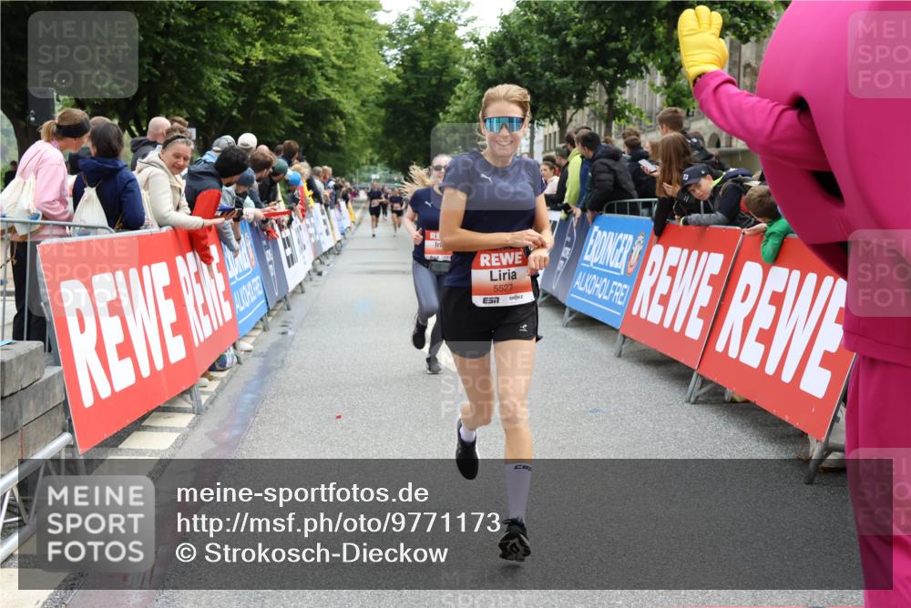 14.06.2026 - REWE Women's Run Strokosch-Dieckow http://msf.ph/oto/9771173 14.06.2026 10:56:03 Ziel 5207, 5527, 5979 meine-sportfotos.de