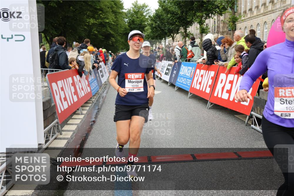14.06.2026 - REWE Women's Run Strokosch-Dieckow http://msf.ph/oto/9771174 14.06.2026 09:54:33 Ziel 10063, 10235, 10299, 10440, 10704, 10806 meine-sportfotos.de