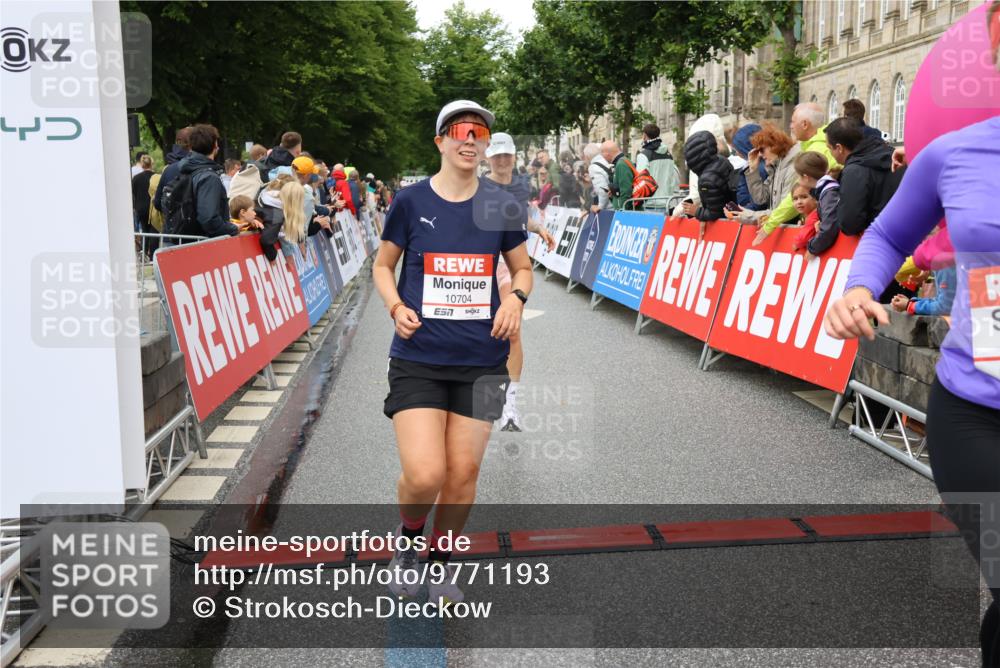 14.06.2026 - REWE Women's Run Strokosch-Dieckow http://msf.ph/oto/9771193 14.06.2026 09:54:33 Ziel 10063, 10235, 10299, 10440, 10704, 10806 meine-sportfotos.de