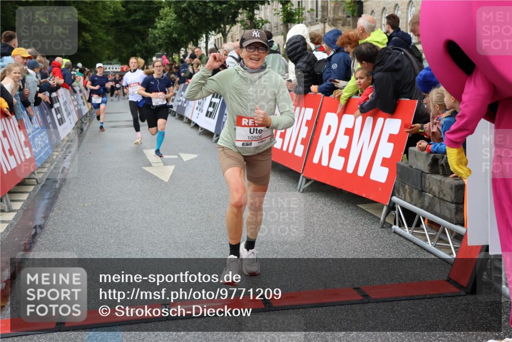 14.06.2026 - REWE Women's Run Strokosch-Dieckow http://msf.ph/oto/9771209 14.06.2026 09:54:37 Ziel 10063, 10299, 10392, 10440, 10704, 10806, 11368, 11499 meine-sportfotos.de
