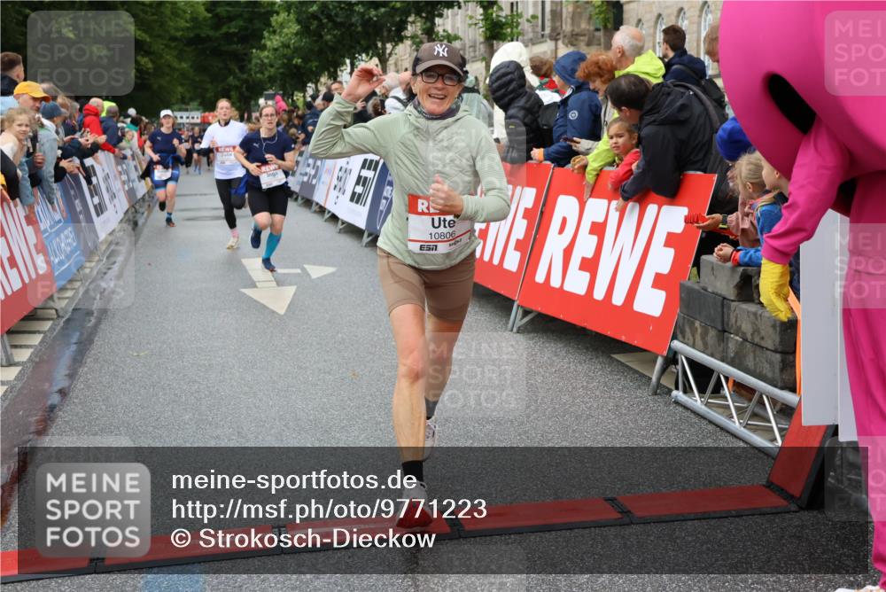 14.06.2026 - REWE Women's Run Strokosch-Dieckow http://msf.ph/oto/9771223 14.06.2026 09:54:37 Ziel 10063, 10299, 10392, 10440, 10704, 10806, 11368, 11499 meine-sportfotos.de