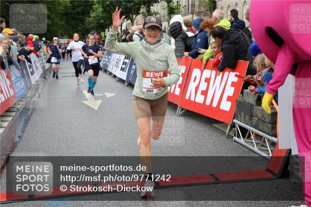 14.06.2026 - REWE Women's Run Strokosch-Dieckow http://msf.ph/oto/9771242 14.06.2026 09:54:37 Ziel 10063, 10299, 10392, 10440, 10704, 10806, 11368, 11499 meine-sportfotos.de