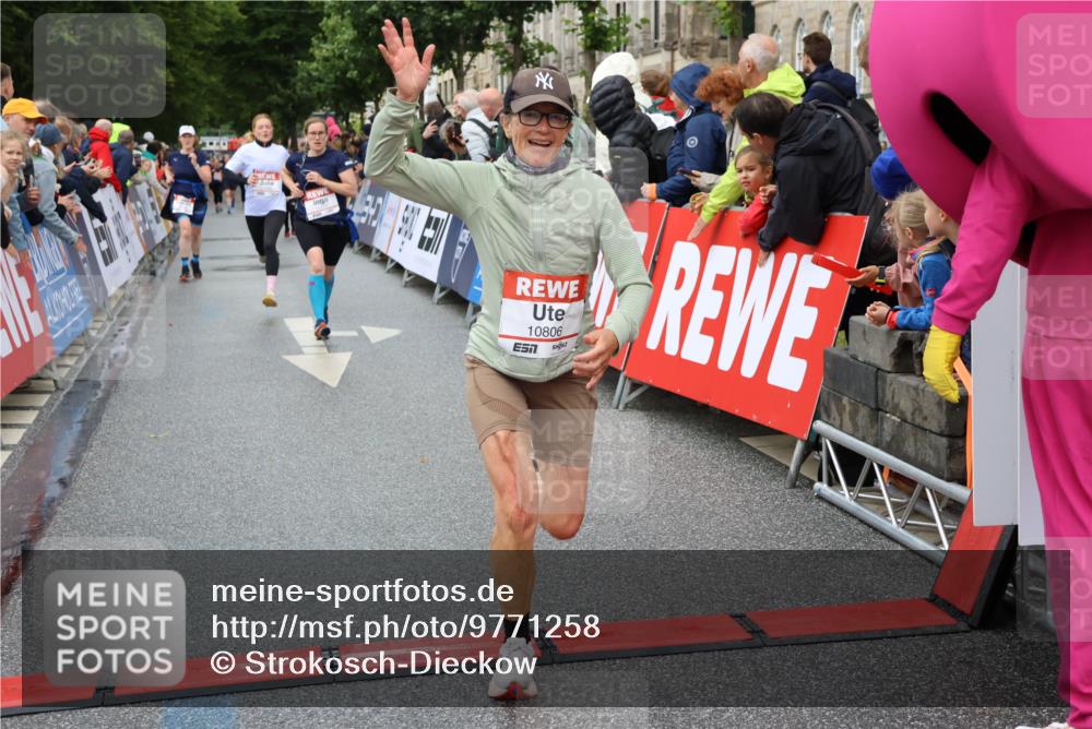 14.06.2026 - REWE Women's Run Strokosch-Dieckow http://msf.ph/oto/9771258 14.06.2026 09:54:37 Ziel 10063, 10299, 10392, 10440, 10704, 10806, 11368, 11499 meine-sportfotos.de
