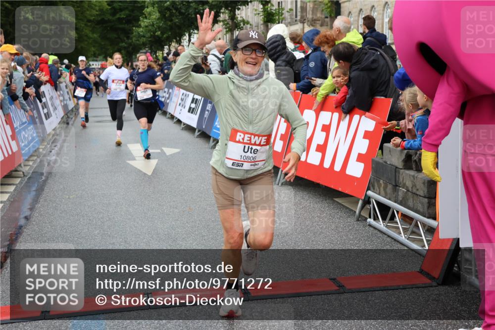 14.06.2026 - REWE Women's Run Strokosch-Dieckow http://msf.ph/oto/9771272 14.06.2026 09:54:37 Ziel 10063, 10299, 10392, 10440, 10704, 10806, 11368, 11499 meine-sportfotos.de