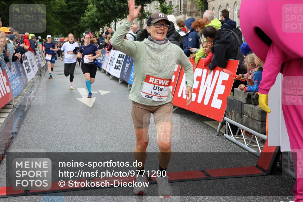 14.06.2026 - REWE Women's Run Strokosch-Dieckow http://msf.ph/oto/9771290 14.06.2026 09:54:37 Ziel 10063, 10299, 10392, 10440, 10704, 10806, 11368, 11499 meine-sportfotos.de