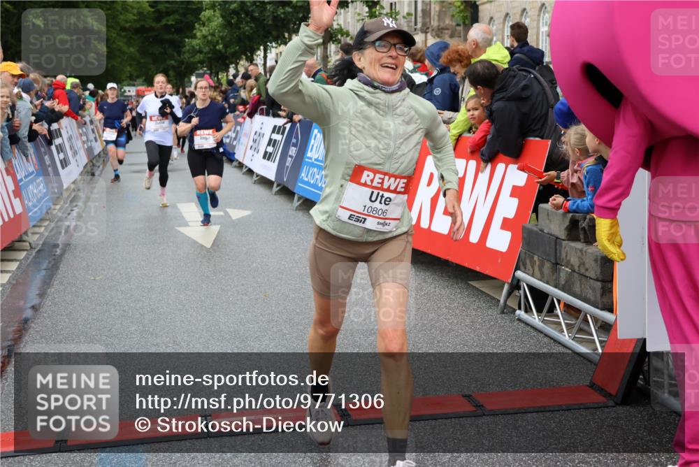 14.06.2026 - REWE Women's Run Strokosch-Dieckow http://msf.ph/oto/9771306 14.06.2026 09:54:37 Ziel 10063, 10299, 10392, 10440, 10704, 10806, 11368, 11499 meine-sportfotos.de