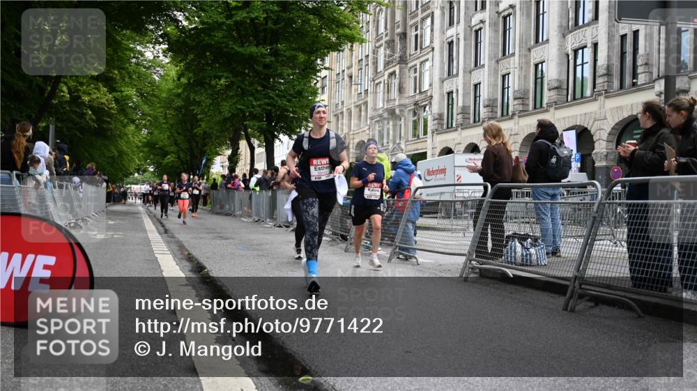 14.06.2026 - REWE Women's Run J. Mangold http://msf.ph/oto/9771422 14.06.2026 09:58:56 Ziel 10153, 10940, 10978, 11198, 11199 meine-sportfotos.de