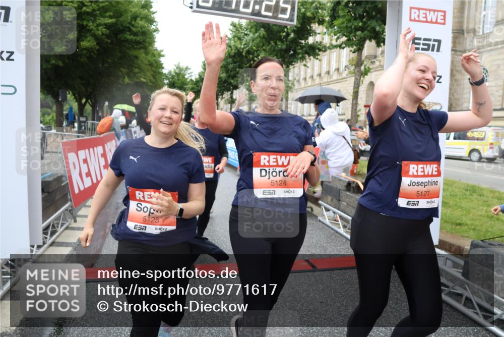14.06.2026 - REWE Women's Run Strokosch-Dieckow http://msf.ph/oto/9771617 14.06.2026 11:10:54 Ziel 5005, 5028, 5120, 5124, 5125, 5126, 5127, 5316, 5724, 5830, 5831 meine-sportfotos.de