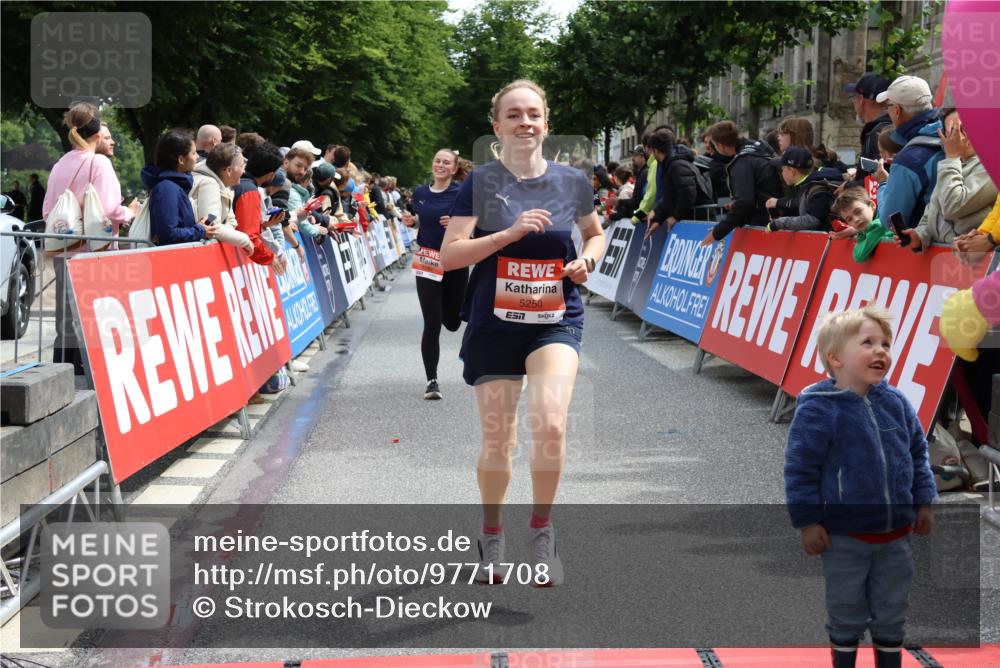 14.06.2026 - REWE Women's Run Strokosch-Dieckow http://msf.ph/oto/9771708 14.06.2026 10:55:46 Ziel 5250, 5287, 5695, 5789, 6069 meine-sportfotos.de
