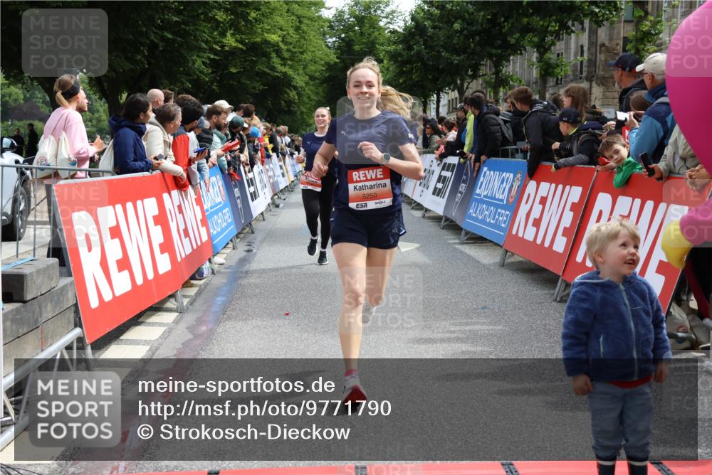 14.06.2026 - REWE Women's Run Strokosch-Dieckow http://msf.ph/oto/9771790 14.06.2026 10:55:46 Ziel 5250, 5287, 5695, 5789, 6069 meine-sportfotos.de