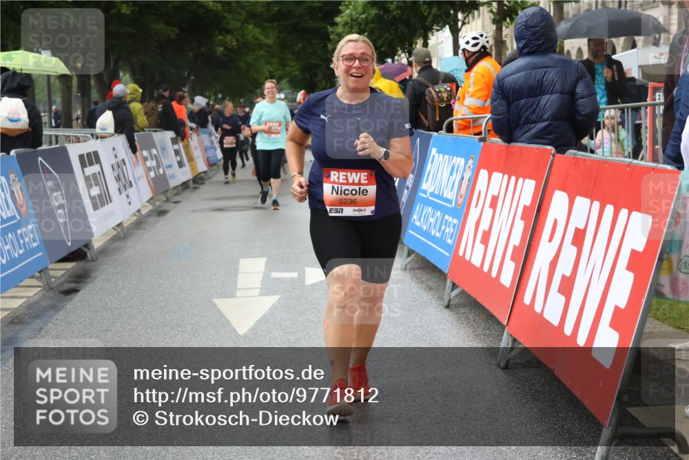 14.06.2026 - REWE Women's Run Strokosch-Dieckow http://msf.ph/oto/9771812 14.06.2026 11:10:42 Ziel 5236 meine-sportfotos.de