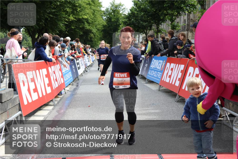 14.06.2026 - REWE Women's Run Strokosch-Dieckow http://msf.ph/oto/9771917 14.06.2026 10:55:44 Ziel 5250, 5287, 5695, 5789, 6069 meine-sportfotos.de