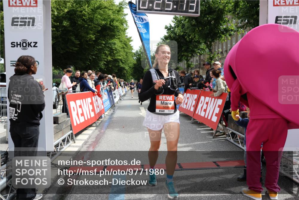14.06.2026 - REWE Women's Run Strokosch-Dieckow http://msf.ph/oto/9771980 14.06.2026 10:55:41 Ziel 5287, 5308, 5695, 6069 meine-sportfotos.de