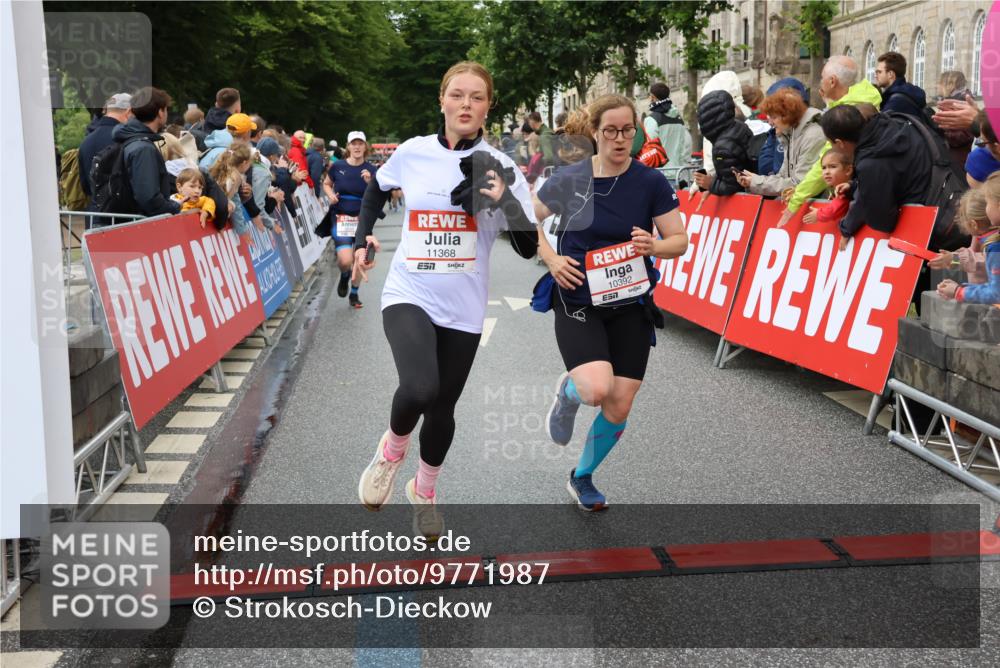 14.06.2026 - REWE Women's Run Strokosch-Dieckow http://msf.ph/oto/9771987 14.06.2026 09:54:39 Ziel 10099, 10299, 10392, 10440, 10704, 10806, 11368, 11499 meine-sportfotos.de