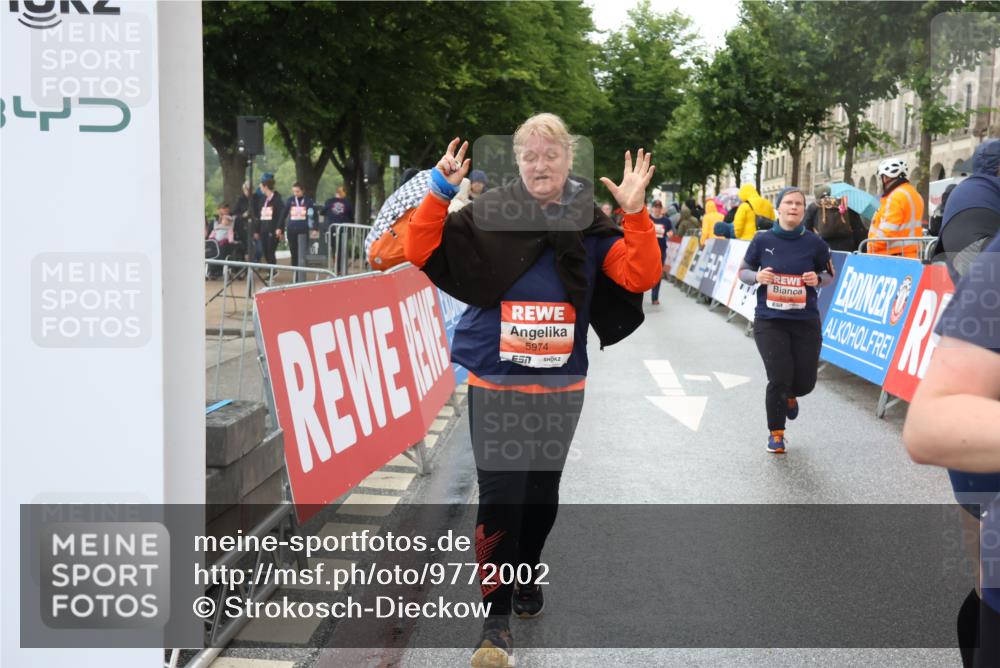 14.06.2026 - REWE Women's Run Strokosch-Dieckow http://msf.ph/oto/9772002 14.06.2026 11:10:13 Ziel 5145, 5375, 5533, 5937, 5938, 5974, 5996 meine-sportfotos.de