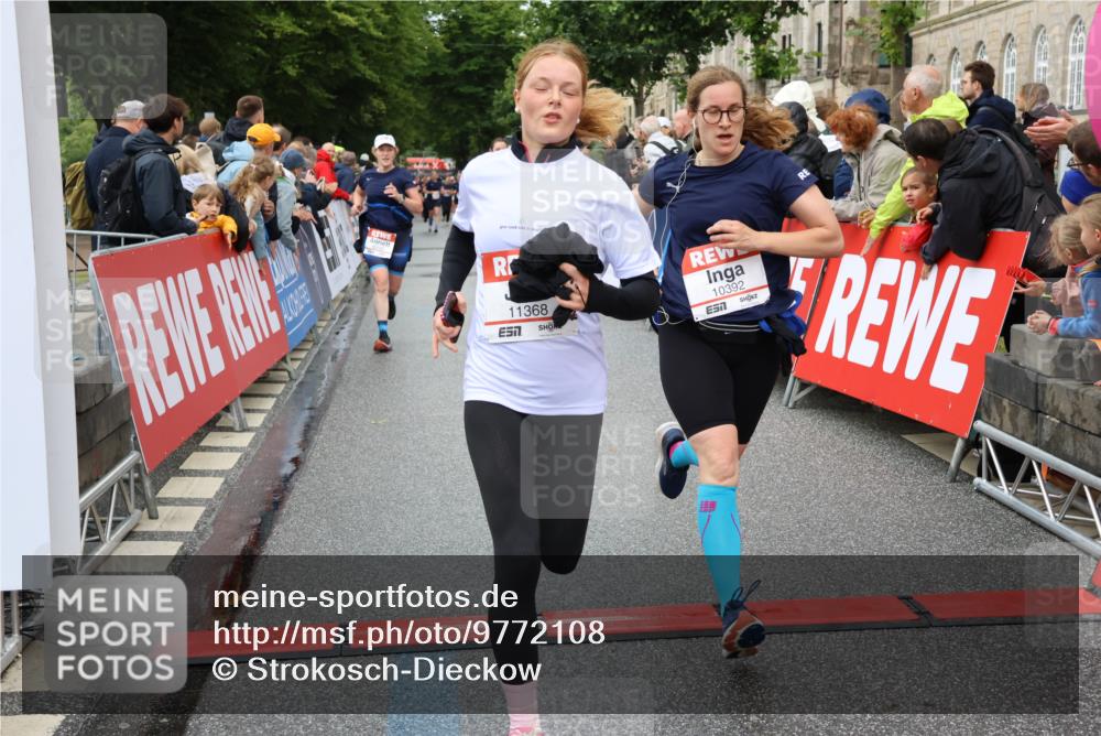 14.06.2026 - REWE Women's Run Strokosch-Dieckow http://msf.ph/oto/9772108 14.06.2026 09:54:39 Ziel 10099, 10299, 10392, 10440, 10704, 10806, 11368, 11499 meine-sportfotos.de