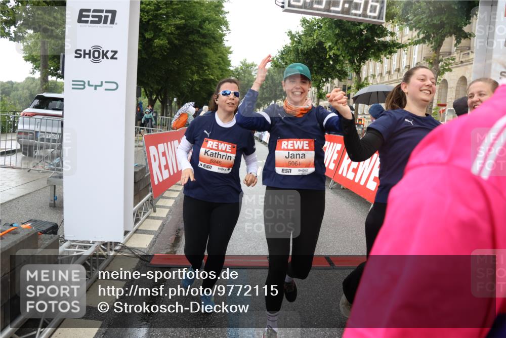 14.06.2026 - REWE Women's Run Strokosch-Dieckow http://msf.ph/oto/9772115 14.06.2026 11:10:05 Ziel 5060, 5061, 5063, 5145, 5197, 5246, 5472, 5533, 5559, 5770, 5855, 5902, 5926 meine-sportfotos.de