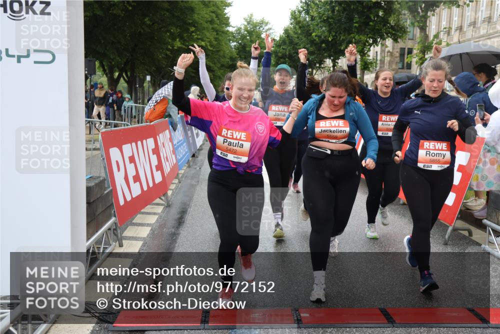 14.06.2026 - REWE Women's Run Strokosch-Dieckow http://msf.ph/oto/9772152 14.06.2026 11:10:03 Ziel 5060, 5061, 5063, 5145, 5197, 5246, 5472, 5533, 5559, 5770, 5855, 5902, 5926 meine-sportfotos.de